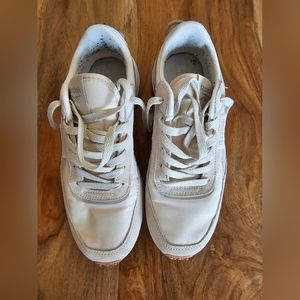 Women Reebox beige sneakers